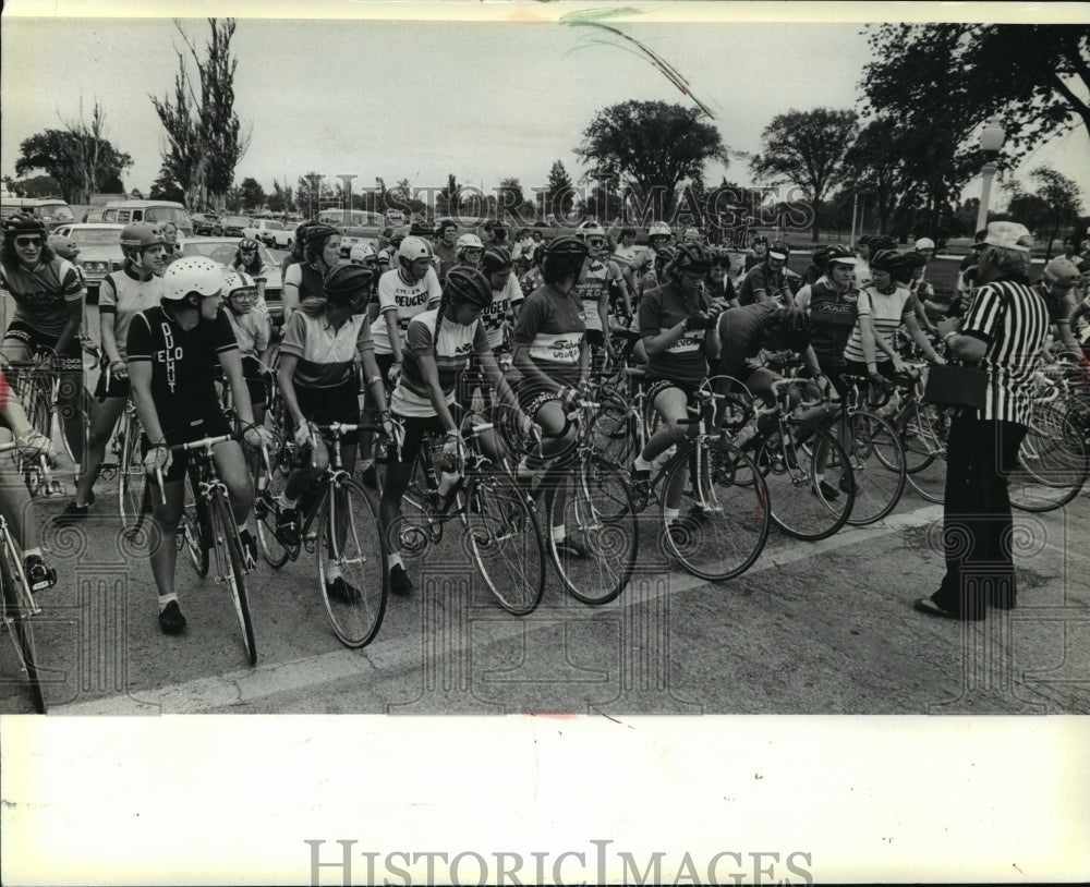 1980 Press Photo Cyclists await start of Wisconsin Milk Race at Fond du Lac- Historic Images