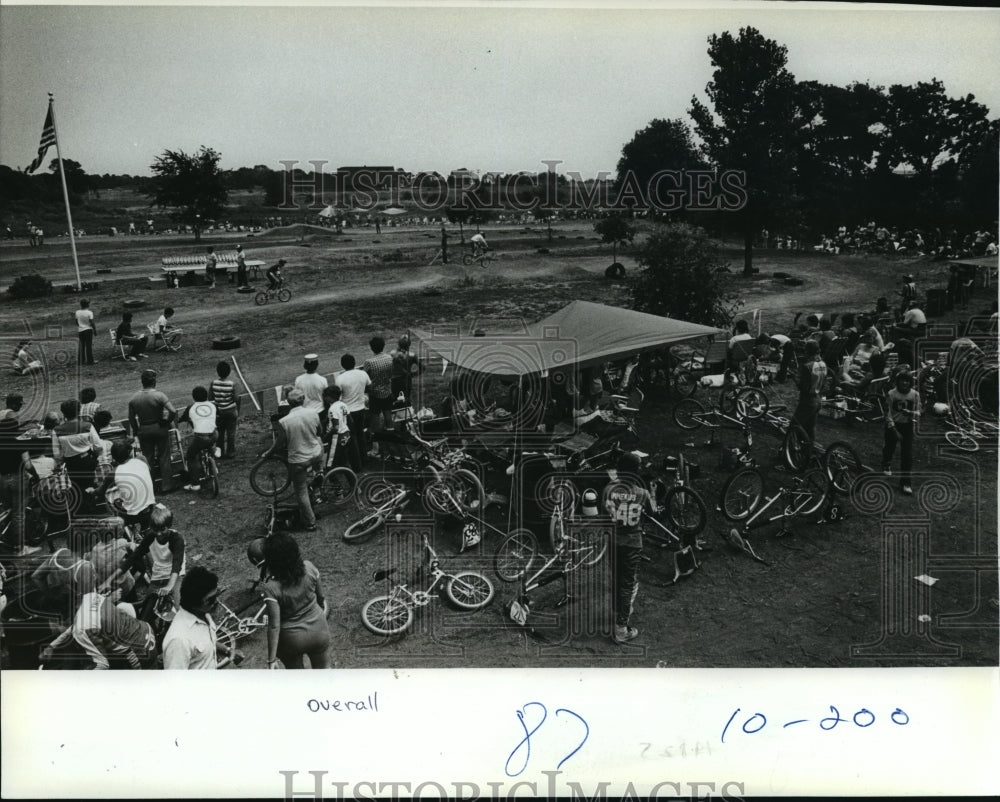 1982 Press Photo Track area crowded with bikers and spectators for race- Historic Images