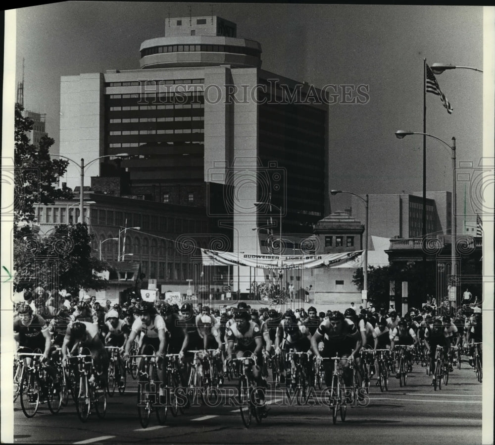 1982 Press Photo Bicyclers in the Milwaukee Classic series pedal down E Kilbourn- Historic Images