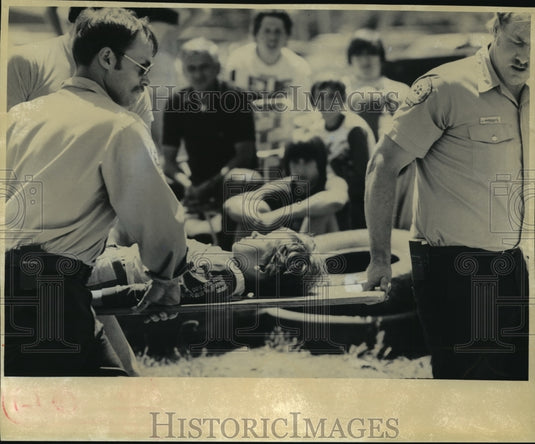 1982 Press Photo Medical personnel use a spine board carry fallen cyclist- Historic Images