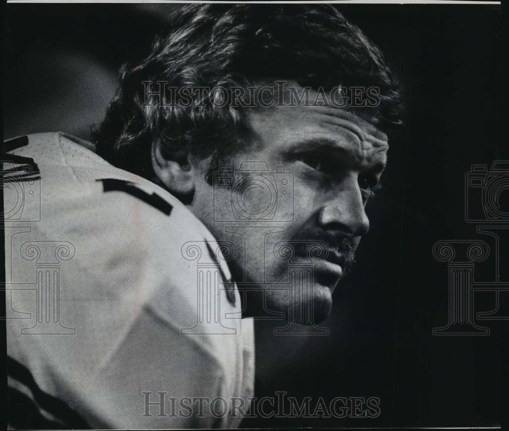 1978 Press Photo St. Louis Cardinals football player, Jim Bakken, watches game- Historic Images