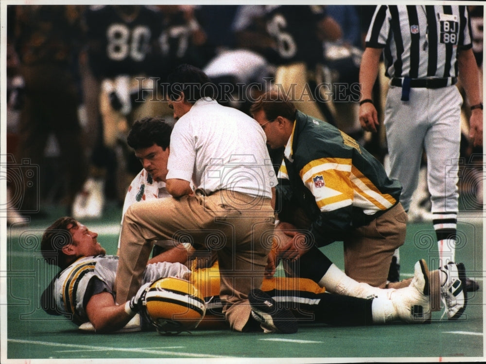 1993 Press Photo Medical staff attend to injured Packers player, Matt Brock- Historic Images