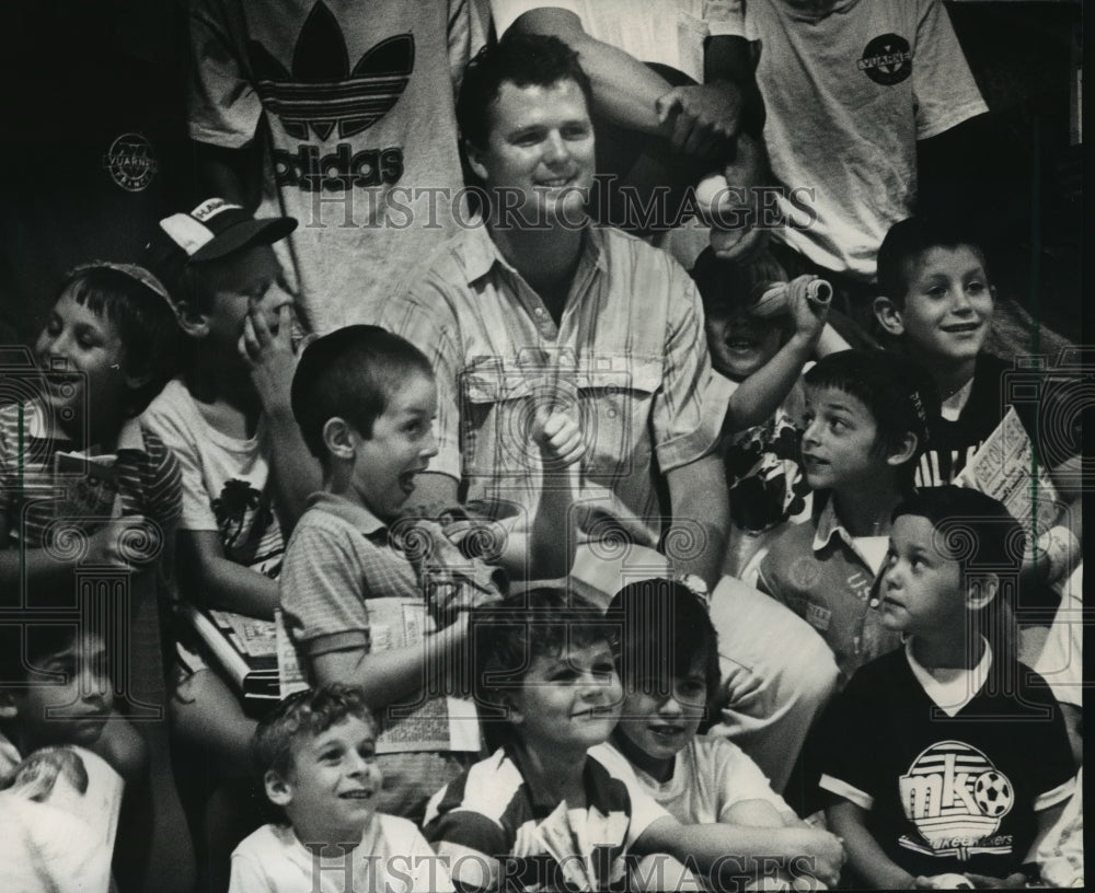 1988 Press Photo Milwaukee Brewers pitcher Don August with children at Marquette- Historic Images