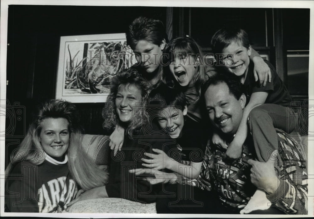 1990 Press Photo Family Of Former Milwaukee Baseball Pitcher Jerry Augustine- Historic Images