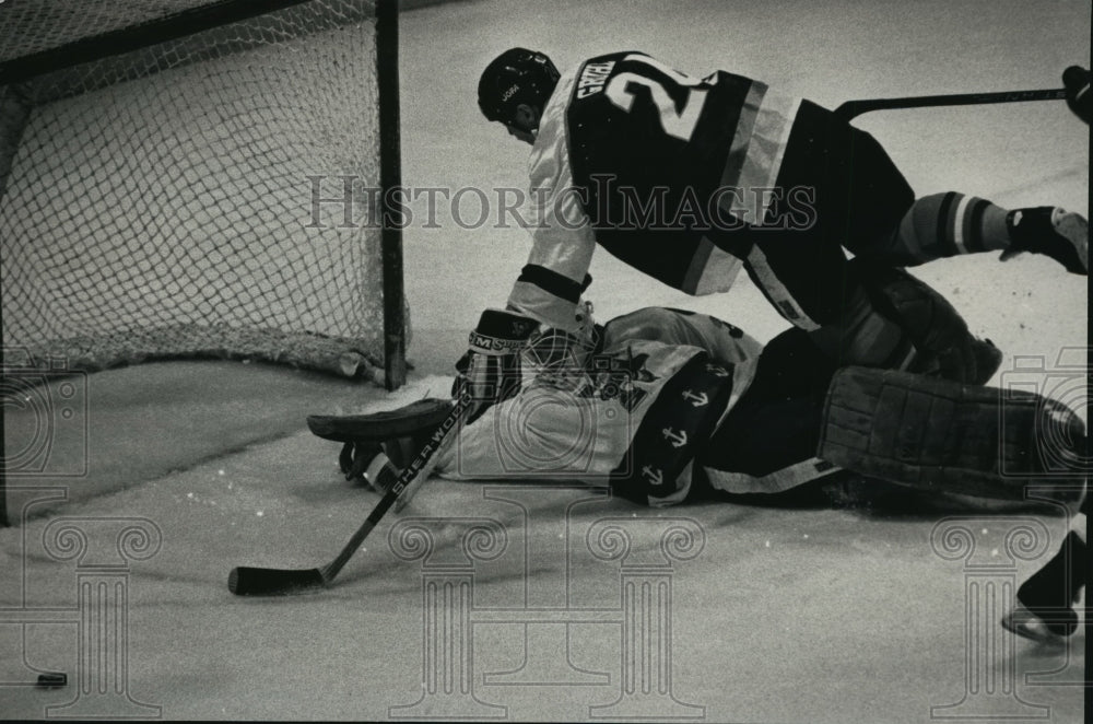 1990 Press Photo Bradley Center Hockey: Milwaukee&#39;s Weeks And Fort Wayne&#39;s Gruhl- Historic Images