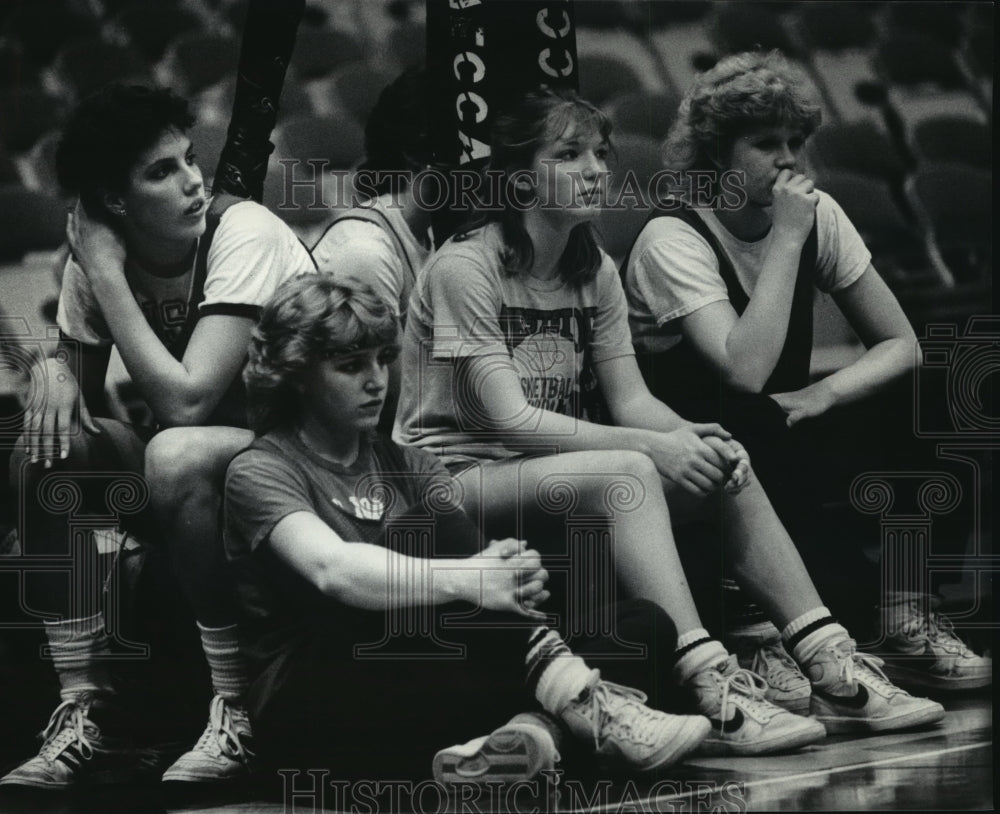 1985 Press Photo Heidi Bunek & her Pius High School girls basketball teammates- Historic Images