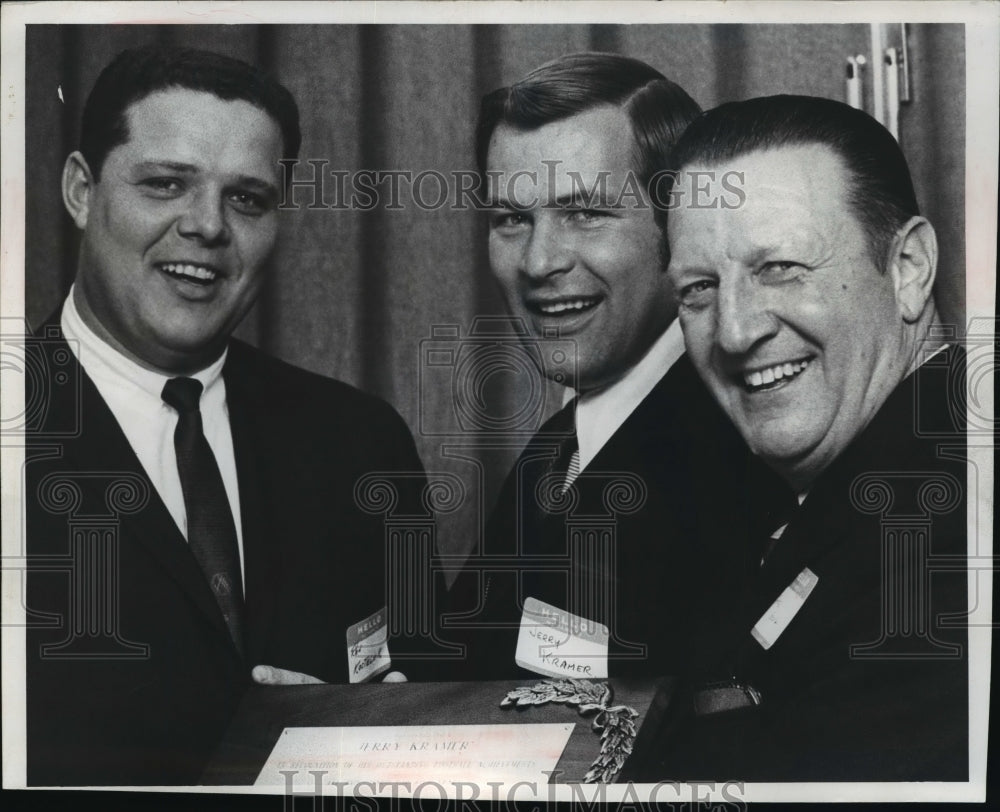 1969 Press Photo Packers football&#39;s Ron Kostelnik, Fred Benz award Jerry Kramer- Historic Images