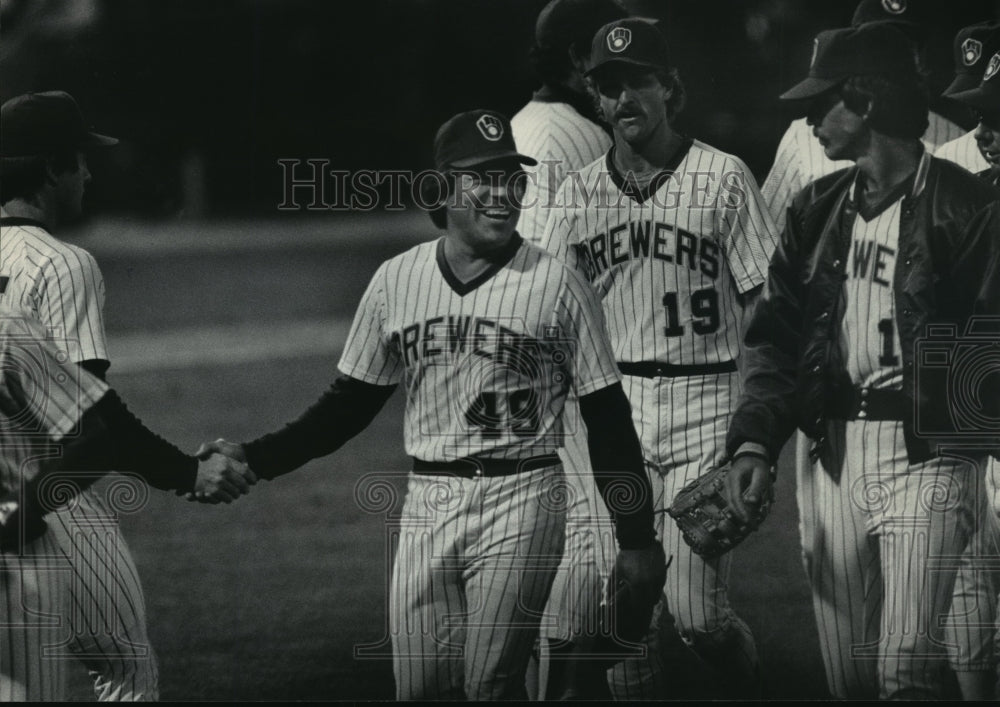 1985 Press Photo Brewer Pitcher Teddy Higuera Congratulated After Baseball Win- Historic Images