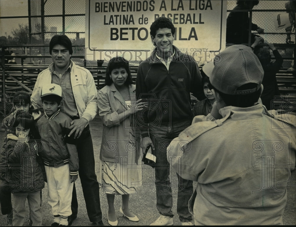 1986 Press Photo Brewer Pitchers Teddy Higuera, Juan Nieves At Latino Baseball- Historic Images