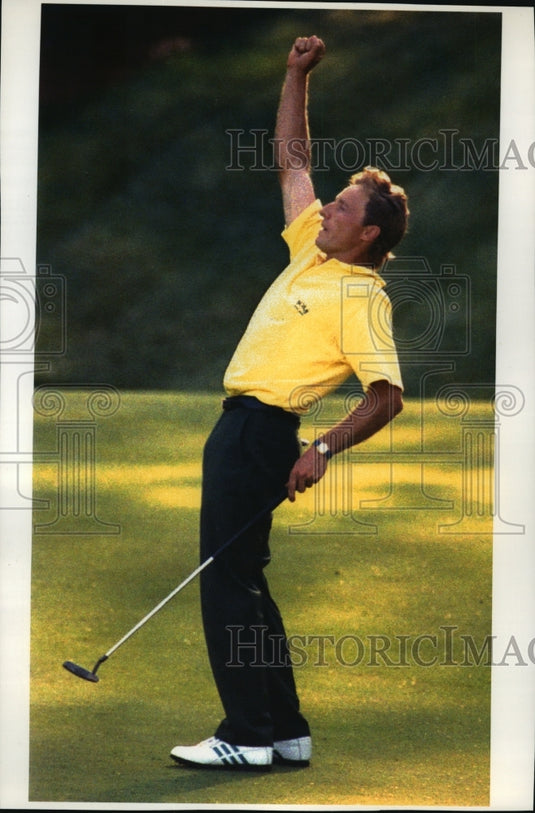 1993 Press Photo German pro-golfer Bernhard Langer celebrates his eagle putt- Historic Images