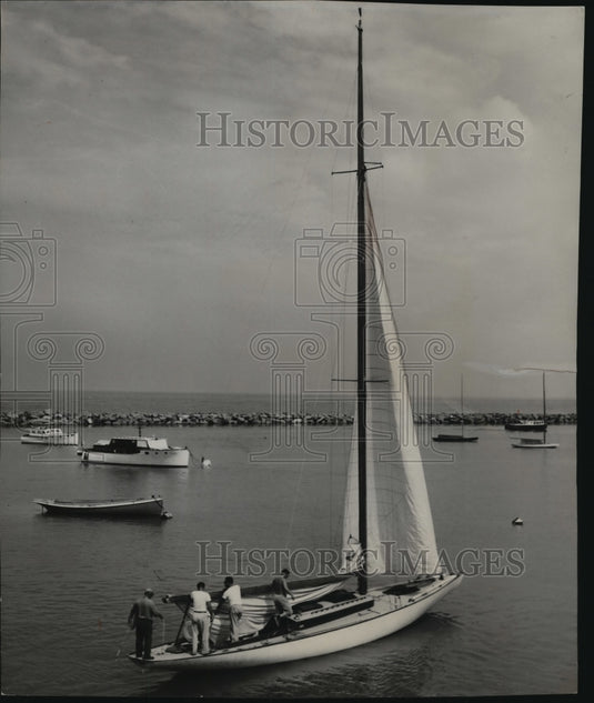 1954 Press Photo The boat, Lively Lady, races on Milwaukee Bay - mjt03590- Historic Images