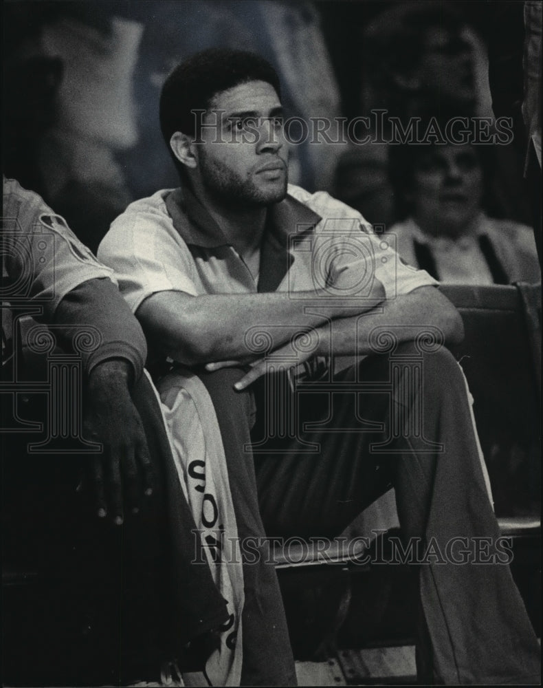 1985 Press Photo Sonics basketball player Cory Blackwell watches game from bench- Historic Images