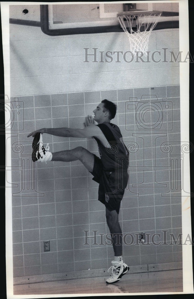 1994 Press Photo Milwaukee Bucks basketball player, Jon Barry, at practice- Historic Images