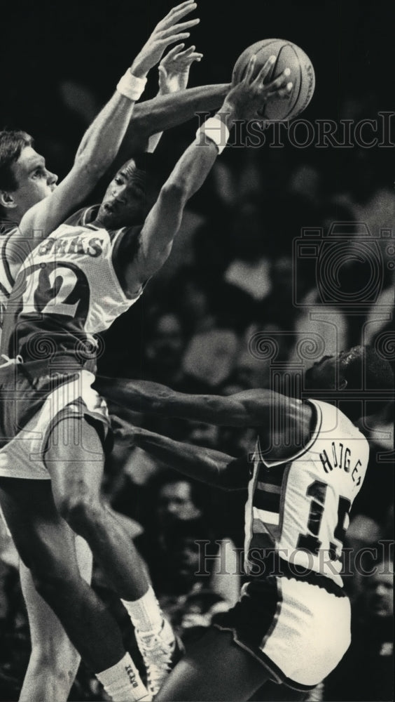 1987 Press Photo Atlanta Hawks basketball&#39;s John Battle fights for a rebound- Historic Images