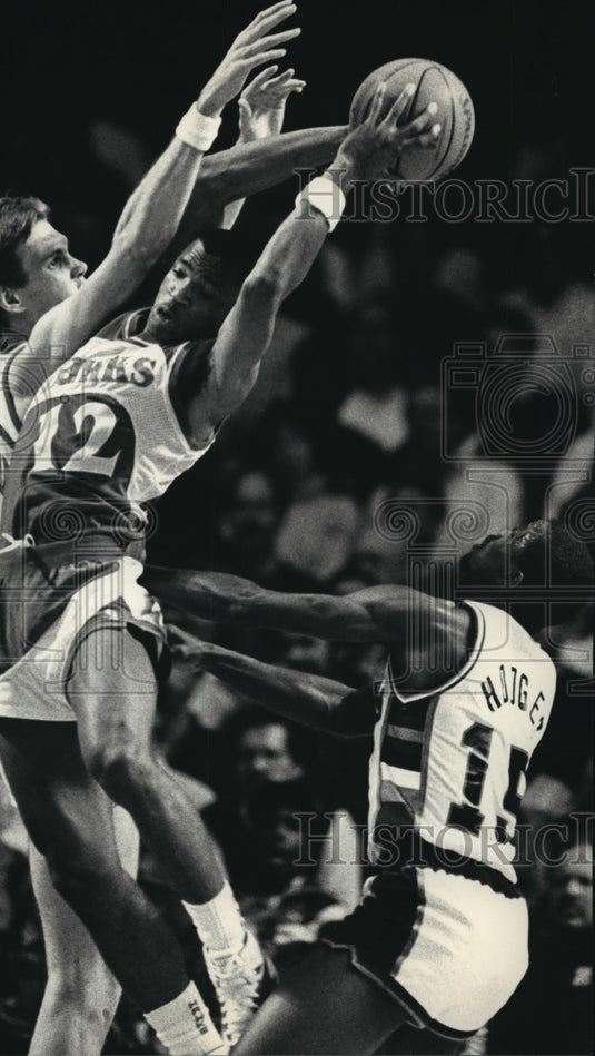 1987 Press Photo Atlanta Hawks basketball's John Battle fights for a rebound- Historic Images