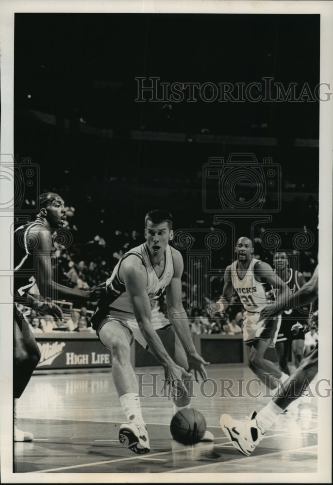 1992 Press Photo Basketball player Frank Brickowski drives to the basket- Historic Images