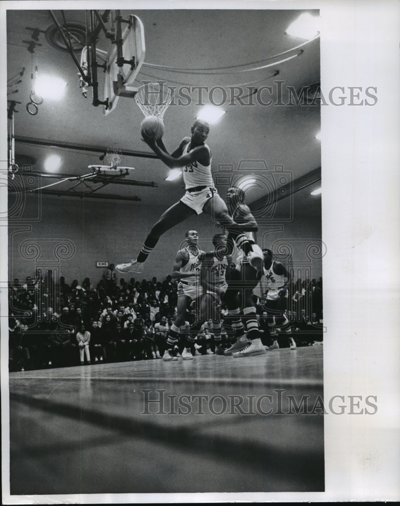 1964 Press Photo Rufus King High School basketball&#39;s Jim Key leaps for rebound- Historic Images