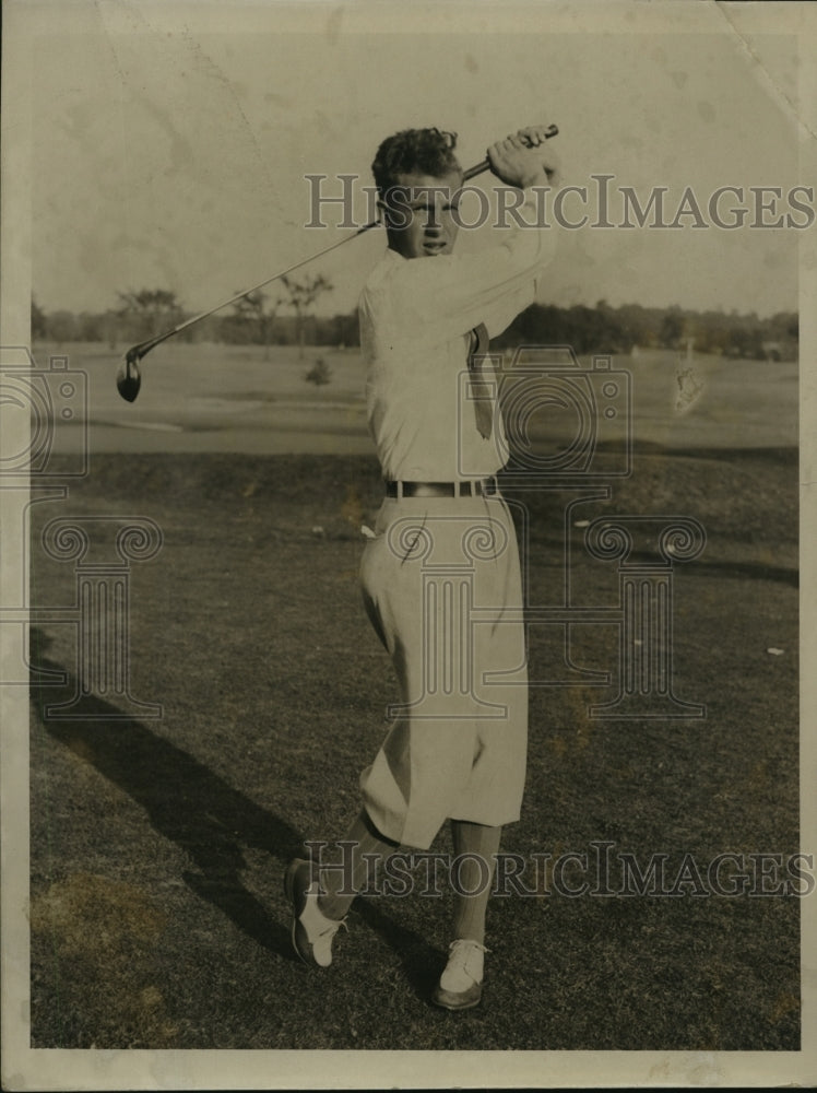 1934 Press Photo Wilford Wehrle, Milwaukee amateur golfer, hits a ball- Historic Images