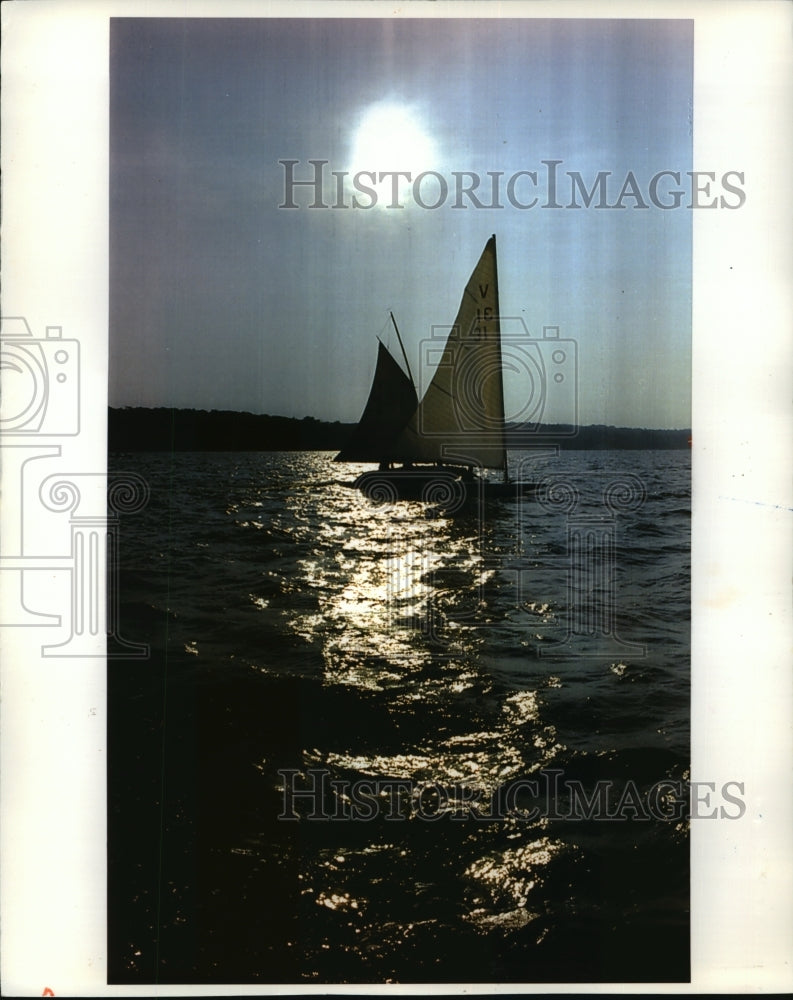 1993 Press Photo Two Sailboats Race Beneath The Moon In Class C Over 40 Regatta- Historic Images