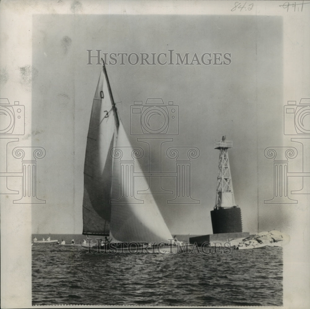 1949 Press Photo Winning Schoendorfs Boat Of Queen&#39;s Cup Race Near Harbor Marker- Historic Images