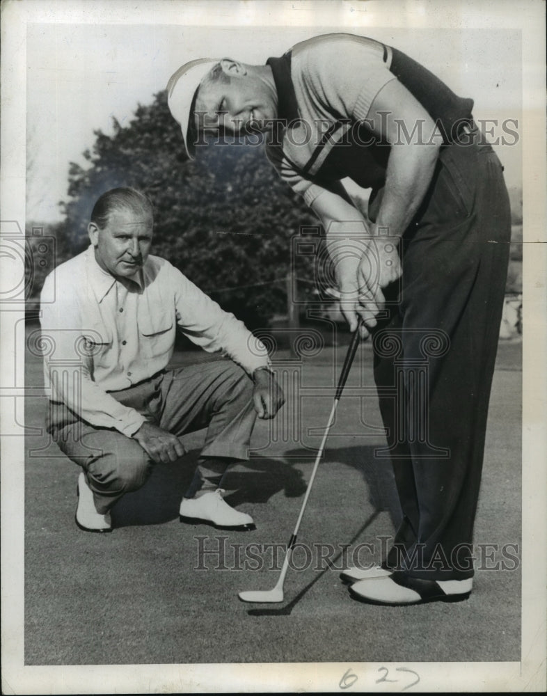 1949 Press Photo Joe Kirkwood with his son Joe Jr., practicing golfing- Historic Images