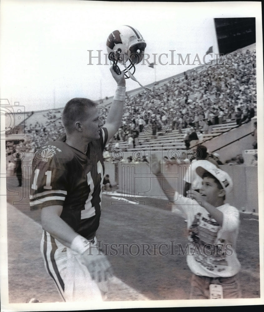 1995 Press Photo Young fan races for Darrell Bevell&#39;s helmet after football game- Historic Images