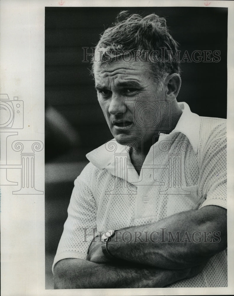 1975 Press Photo Wisconsin Football Coach John Jardine Watching His Players- Historic Images