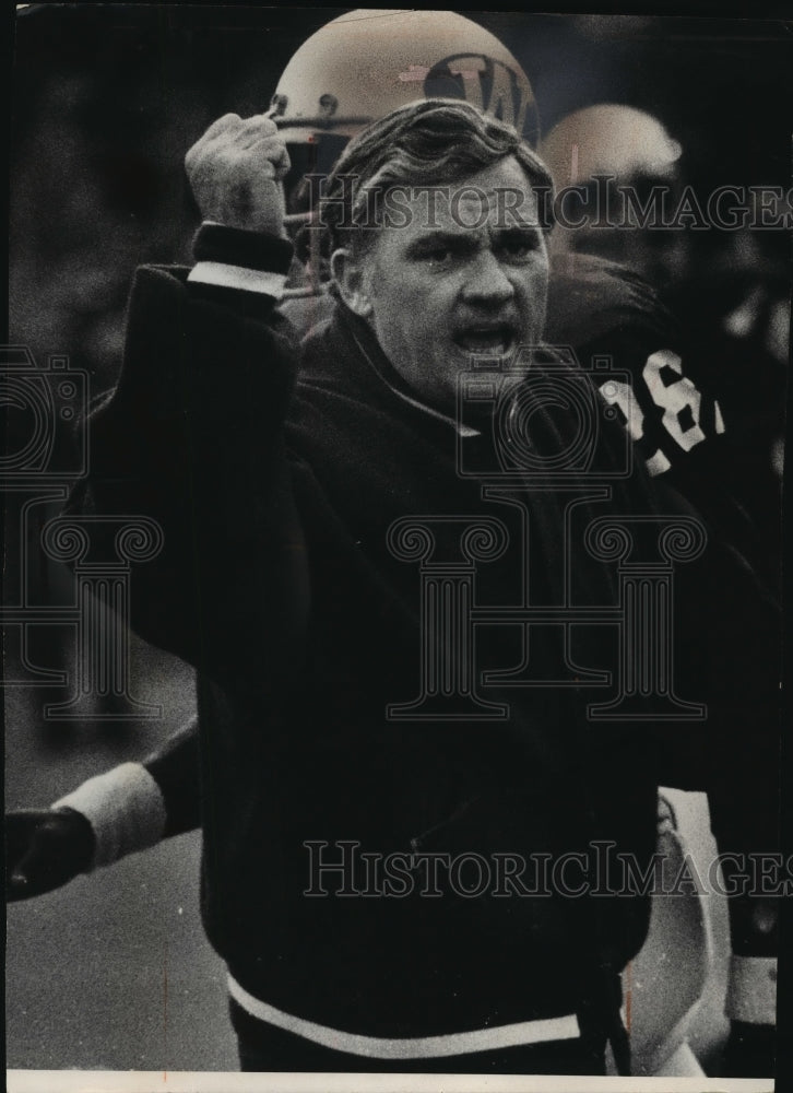 1973 Press Photo John Jardine raises his fist in anger as football teams fight- Historic Images