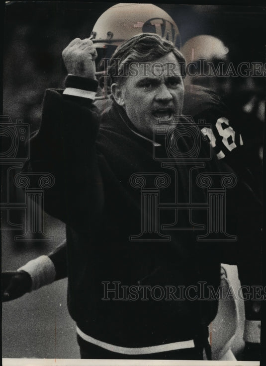 1973 Press Photo John Jardine raises his fist in anger as football teams fight- Historic Images