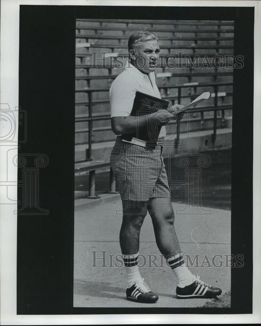 1976 Press Photo Wisconsin John Jardine takes imaginative step - mjt03918- Historic Images