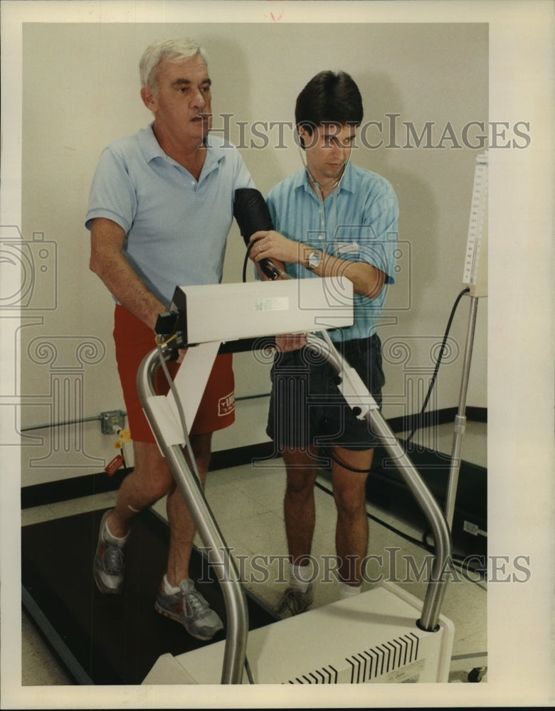 1989 Press Photo John Jardine being monitored on treadmill by Mark Vitcenda.- Historic Images
