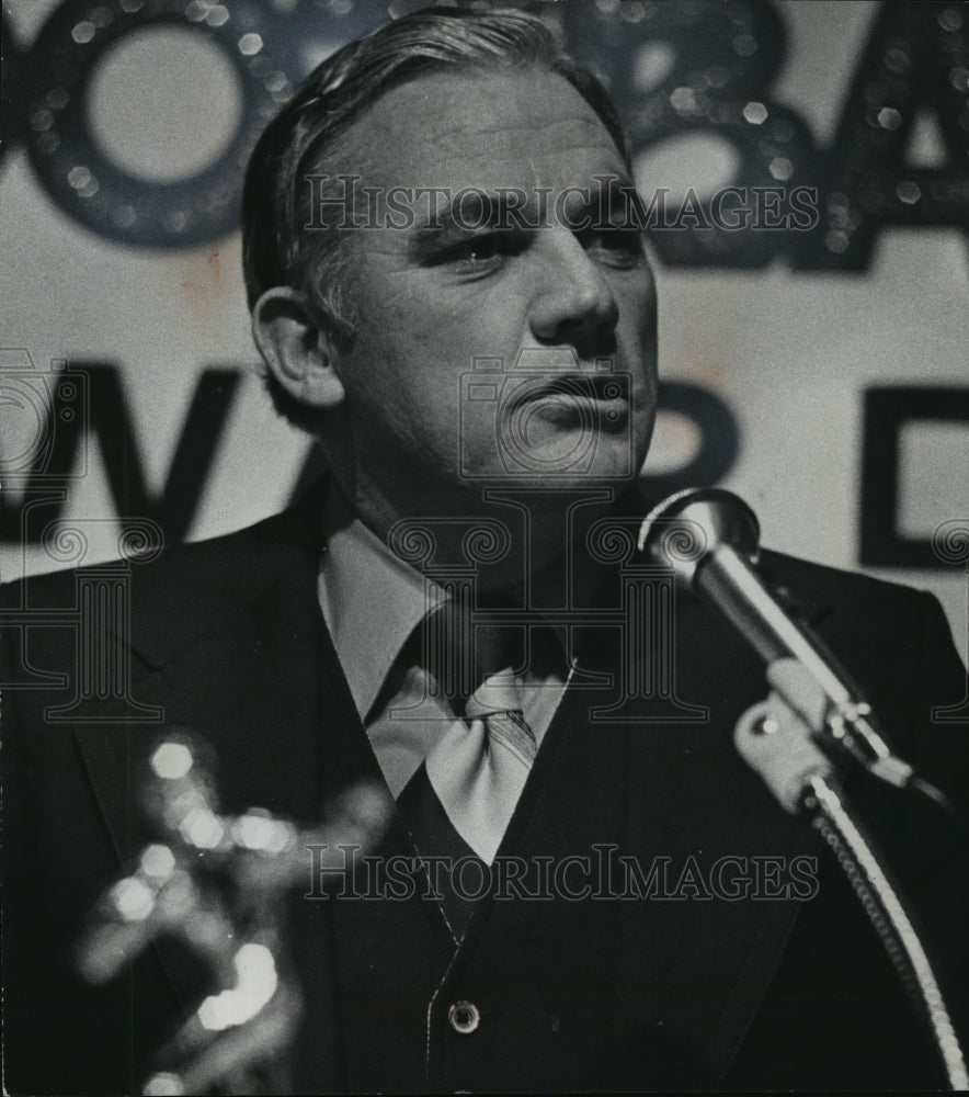 1977 Press Photo John Jardine, Wisconsin&#39;s football coach at Journal dinner- Historic Images