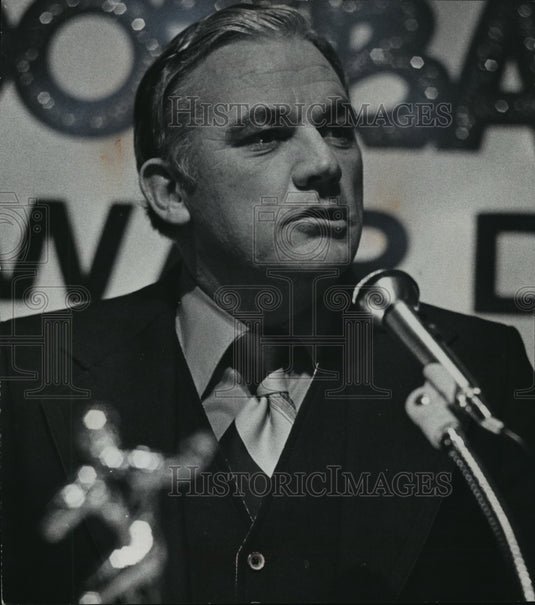 1977 Press Photo John Jardine, Wisconsin's football coach at Journal dinner- Historic Images
