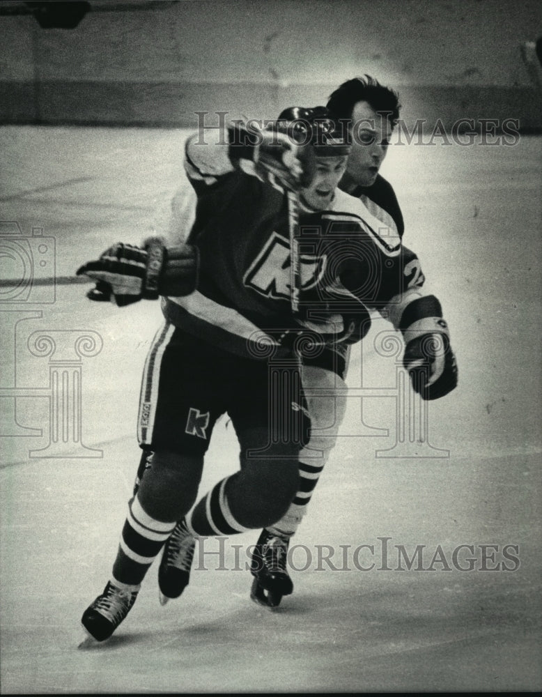 1986 Press Photo Hockey players Darcy Roy, Dale Yakiwchuck struggle during game- Historic Images