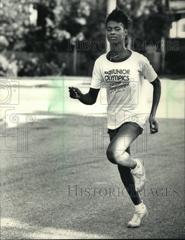 1986 Press Photo Bay View High School track runner Esther Jones in fast lane- Historic Images