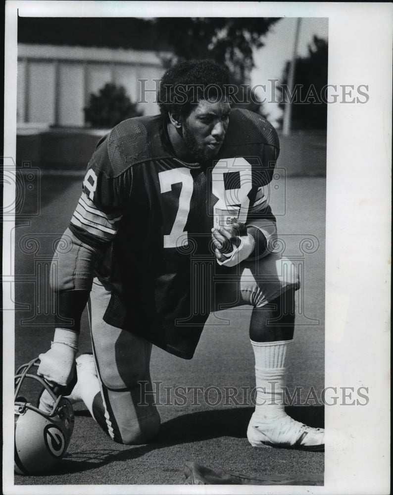 1978 Press Photo Green Bay Packers football&#39;s Ezra Johnson kneels on ground- Historic Images