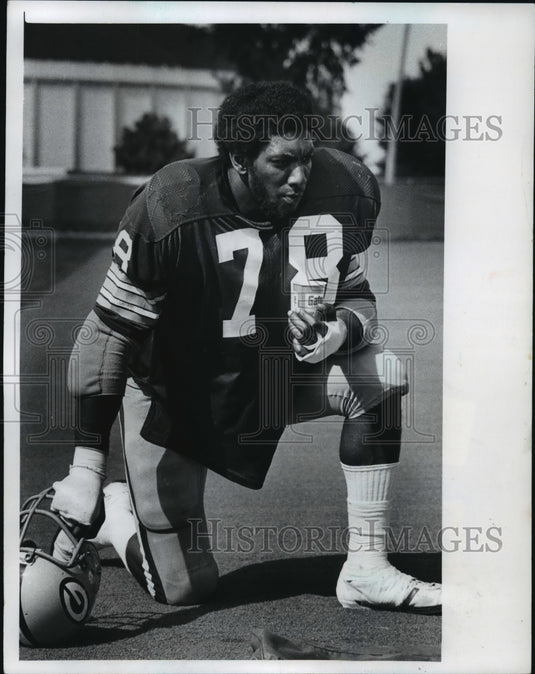 1978 Press Photo Green Bay Packers football's Ezra Johnson kneels on ground- Historic Images