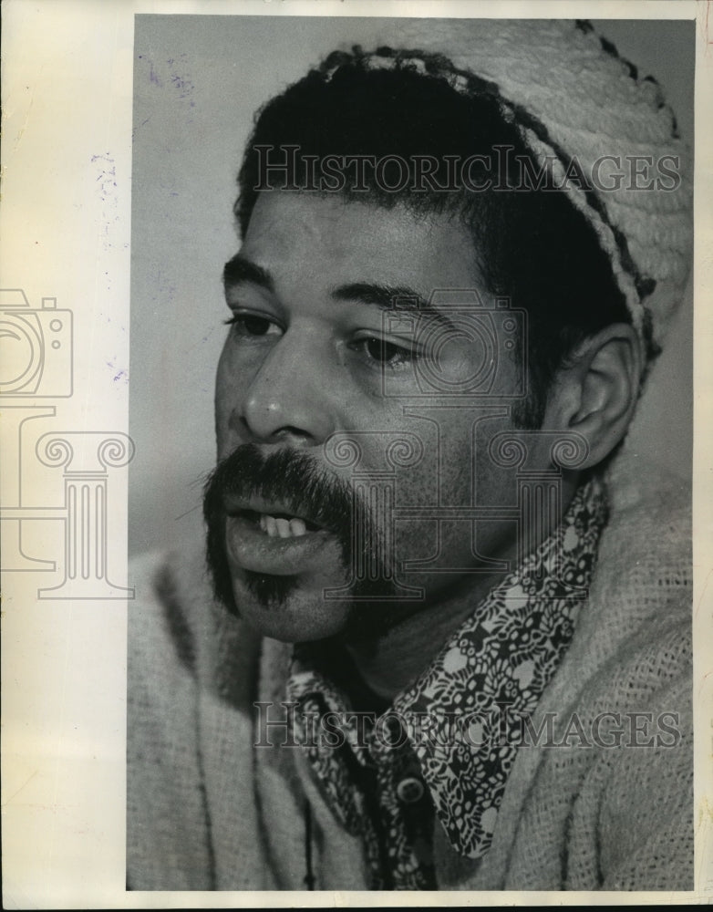 1973 Press Photo Milwaukee Bucks player Wali Jones gives press conference- Historic Images