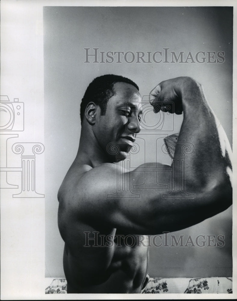 1965 Press Photo Charles Johnson shows his muscle during body building contest.- Historic Images