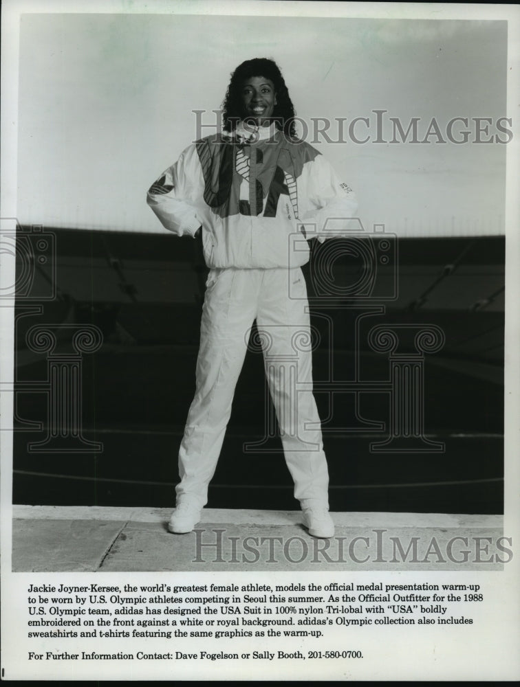 1988 Press Photo Jackie Joyner-Kersee models US Olympians outfit in Seoul- Historic Images