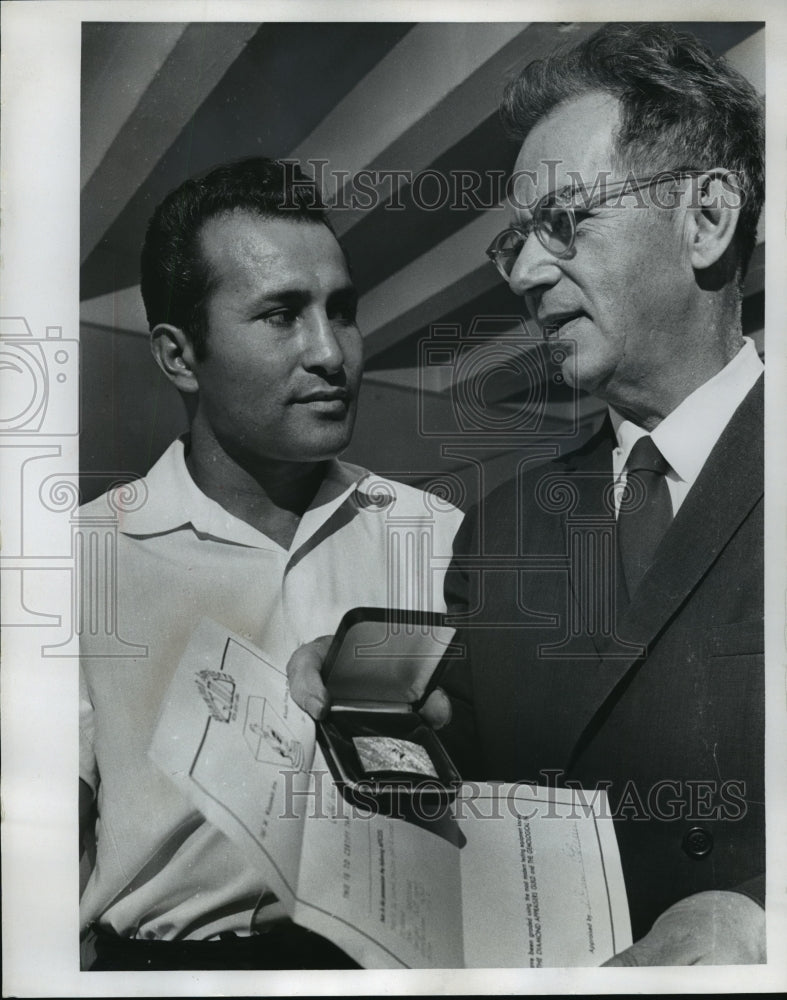 1969 Press Photo Boxer Vidal Flores and Supreme Court Justice Robert W. Hansen- Historic Images