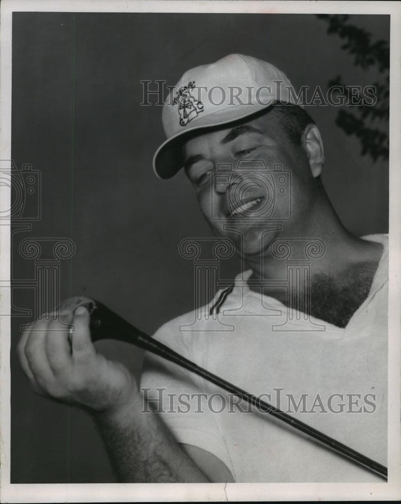 1954 Press Photo Radio man Fred Gage examines victory golf driver - mjt04077- Historic Images