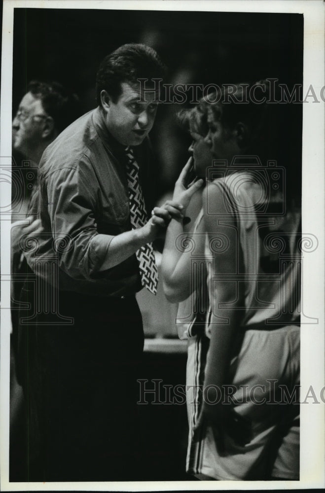 1994 Press Photo Janesville Parker basketball coach Tom Klawitter scolds players- Historic Images