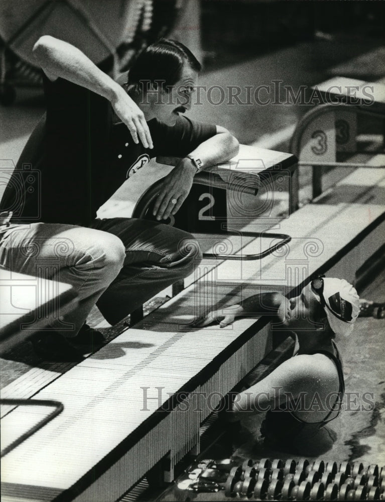 1980 Press Photo Milwaukee swimming coach Rick Klatt helping Jenny Lazewski.- Historic Images