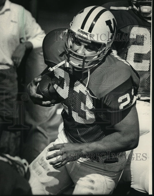 1986 Press Photo Joe Armentrout carries football in Wisconsin Badgers' practice- Historic Images