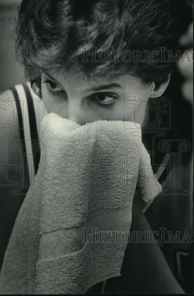 1984 Press Photo Pius basketball star Heidi Bunek rests during a timeout- Historic Images