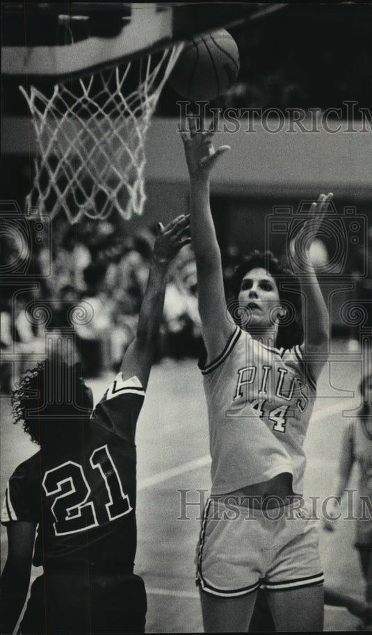 1985 Press Photo Pius basketball player Heidi Bunek shoots over Mildred Roby- Historic Images