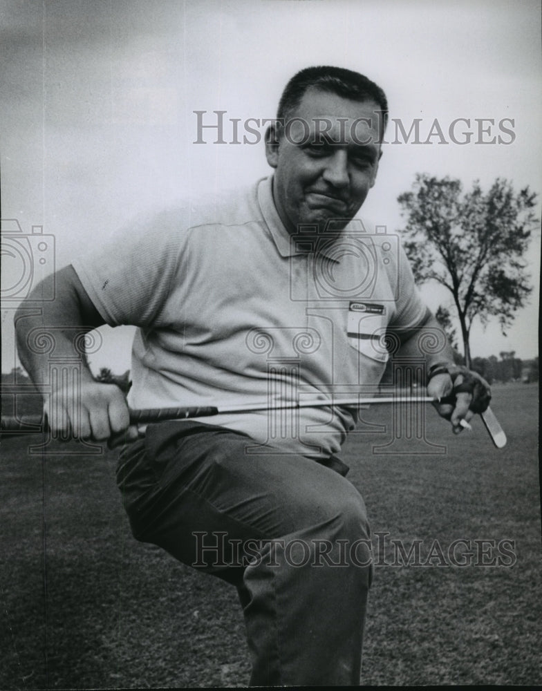 1964 Press Photo Wauwatosa Juvenile officer &amp; golfer, Roy Knight- Historic Images