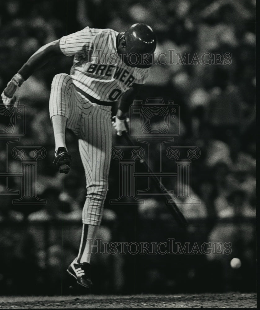 1988 Press Photo The Brewers&#39; Jeffrey Leonard reacting to being hit by a pitch.- Historic Images