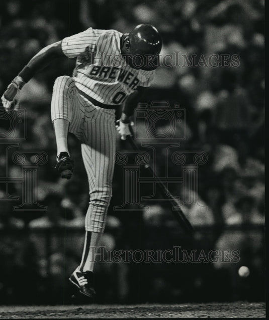 1988 Press Photo The Brewers' Jeffrey Leonard reacting to being hit by a pitch.- Historic Images